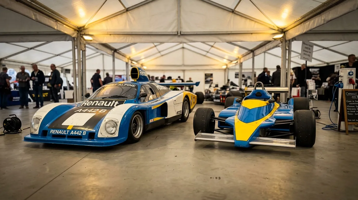Deux voitures de course Renault bleues expos&eacute;es sous chapiteau